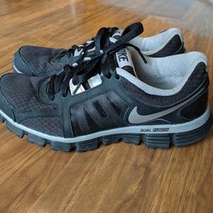 Nike Dual Fusion ST2 Sneakers